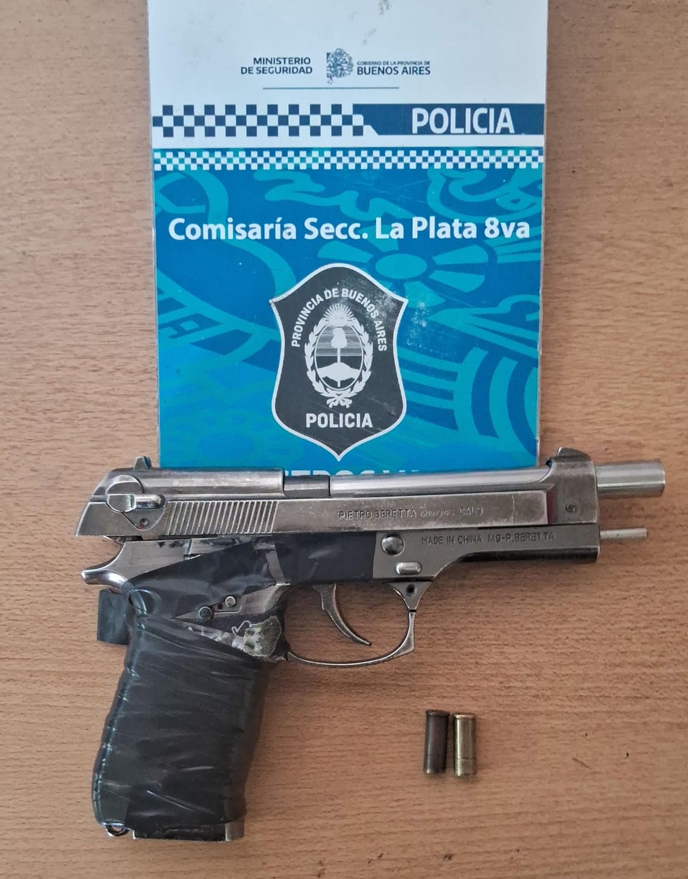 Los polic&iacute;as encontraron un arma de fuego entre las viviendas de Altos de San Lorenzo, donde todo sucedi&oacute;.