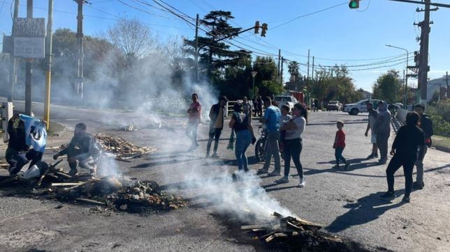 manifestantes cortaron una calle de berisso, tras un intento frustrado de toma de tierras