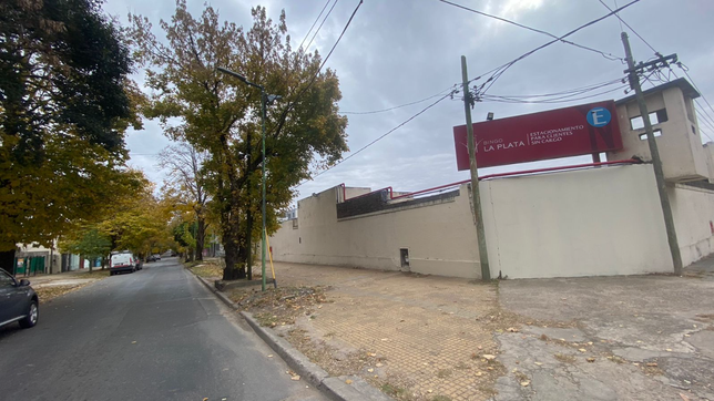 ¿que hay hoy en el predio del estado que subastaran en la plata y que funciono alli antes?