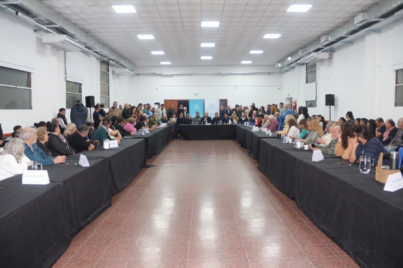 Julio Alak realizó los anuncios en la Junta de Tolosa donde se congregaron autoridades, vecinos y representantes de instituciones.