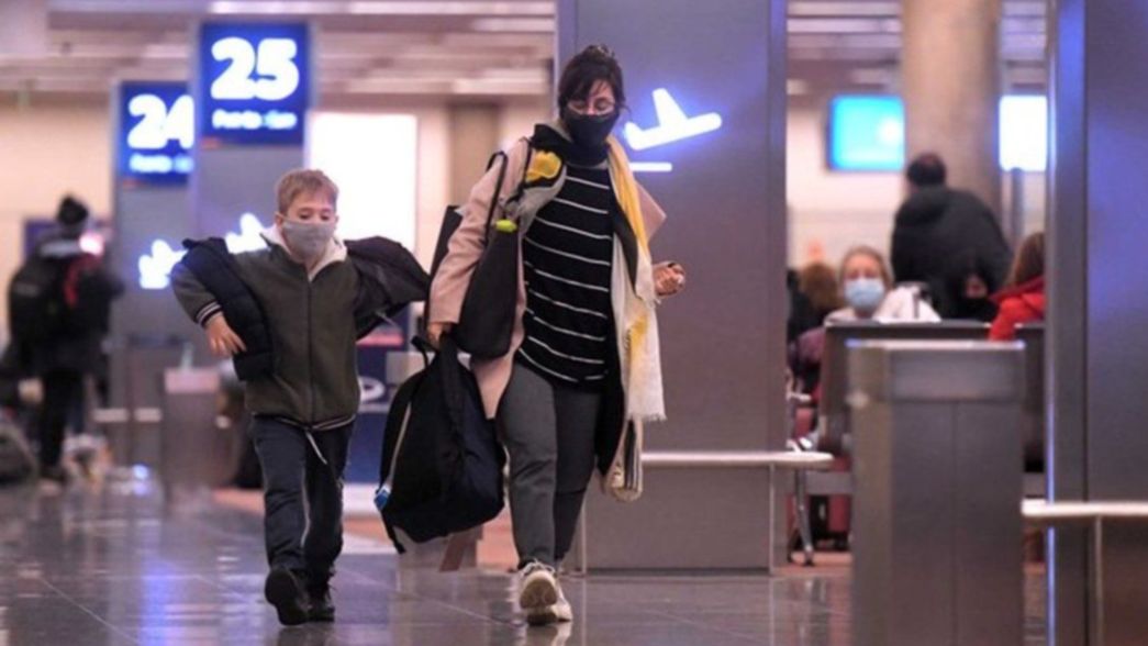 Testeos, aislamientos y vuelos suspendidos: oficializaron las restricciones por el COVID