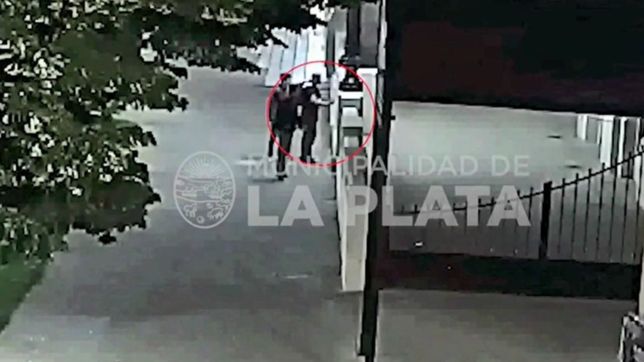 video: los sorprendieron grafiteando las paredes del pasaje dardo rocha y fueron detenidos
