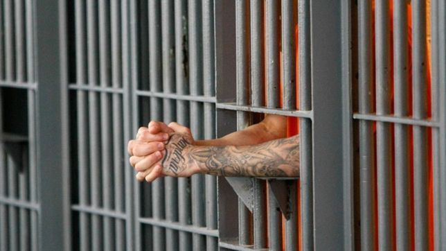 ladrones escaparon por la puerta principal de una comisaria sin que nadie se diera cuenta