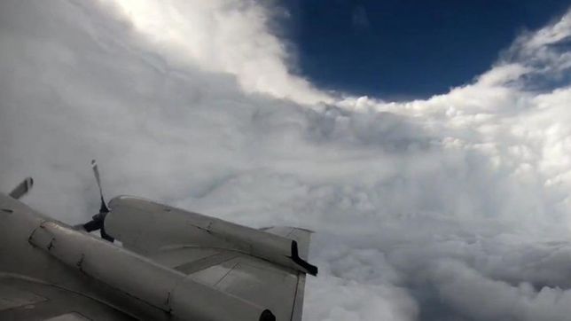 impactante: un avion ?cazatormentas? registro el ojo del temido huracan florence