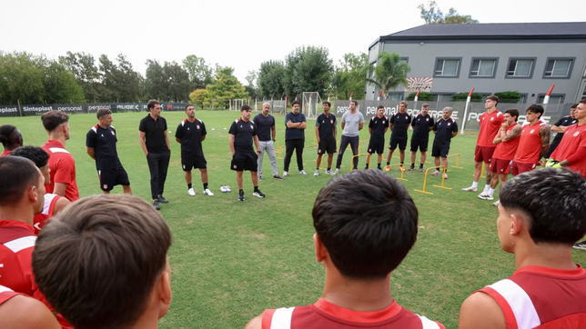 un ex dt de racing y platense se sumo al cuerpo tecnico del cacique medina