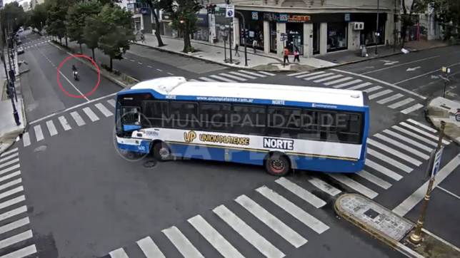 el impresionante choque del motociclista que murio al impactar contra un micro en el centro de la plata