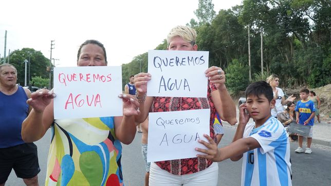 un nutrido grupo de vecinos de jose hernandez se movilizo reclamando por la falta de agua