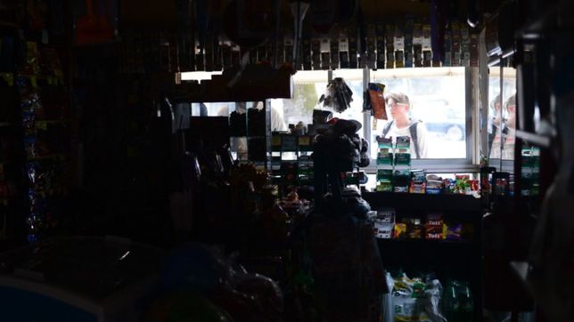 vecinos explotan contra edelap y denuncian que hace casi un dia no tienen luz