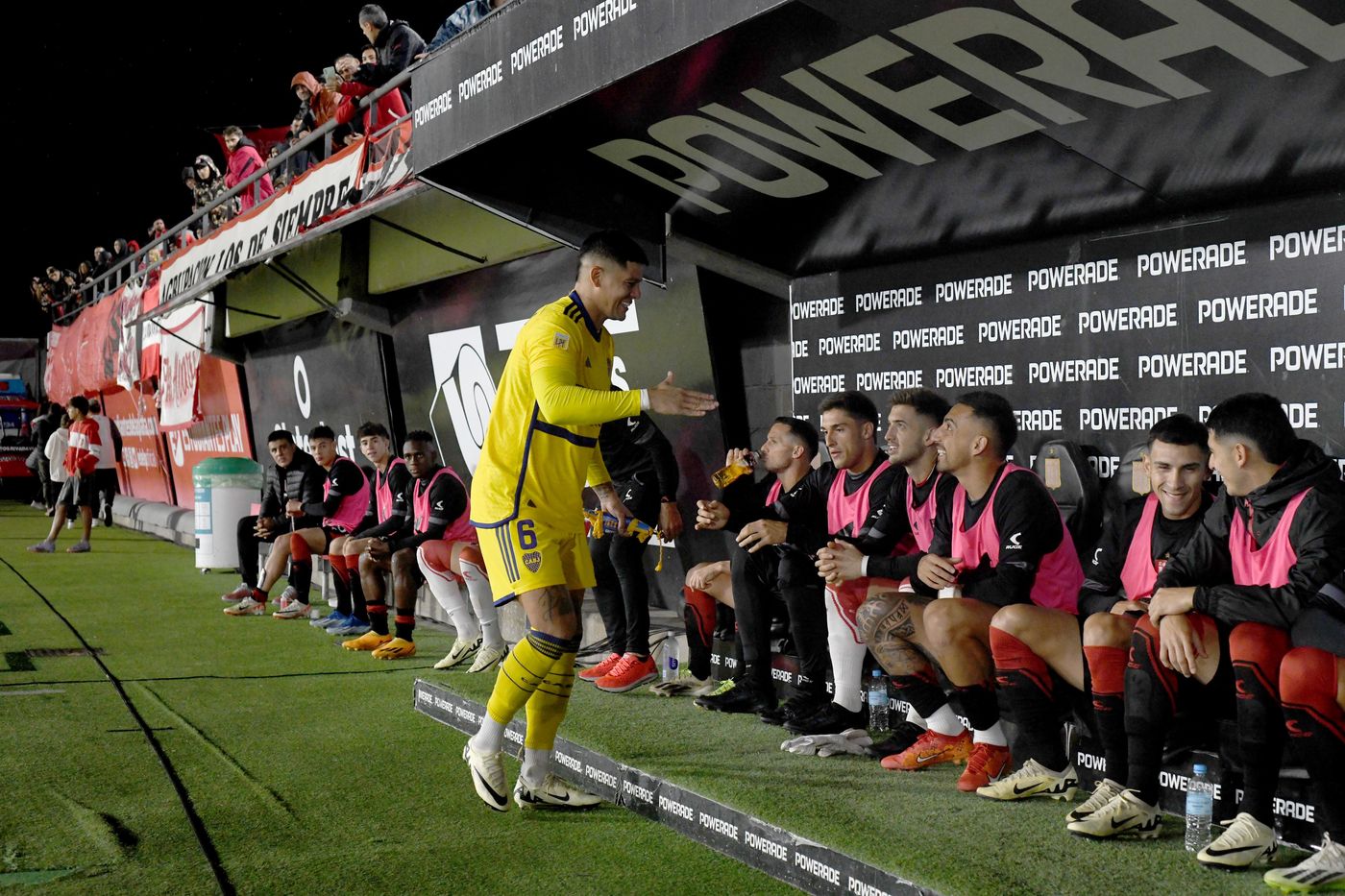 Marcos Rojo, saludando en el banco de suplentes de Estudiantes. Marcos Rojo, saludando en el banco de suplentes de Estudiantes.