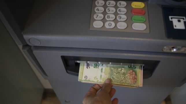 el gobierno define el aumento de las jubilaciones y evalua entregar un nuevo bono