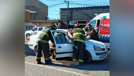 Un ciclista de 14 años chocó con un auto y terminó incrustado en el parabrisas