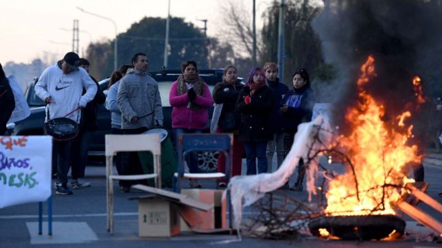 la comunidad educativa de una escuela corto una transitada calle por la falta de gas