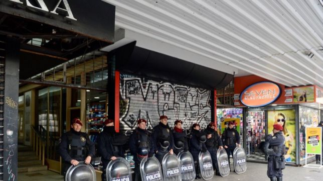 entre policias, escudos y bastones, asi amanecio el centro de la plata