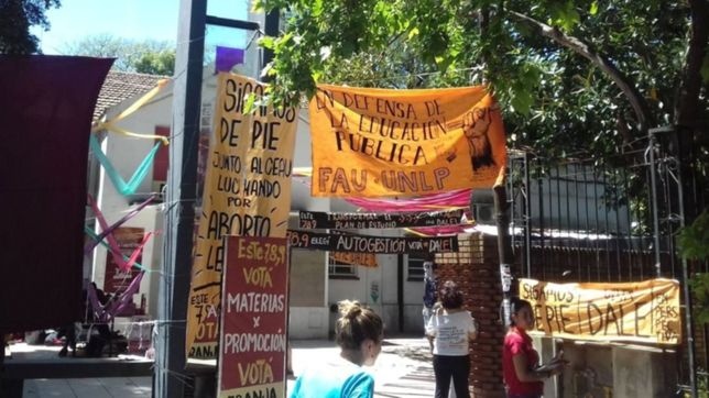 acoso en arquitectura: una estudiante denuncio que alguien la filmo con un celular en el bano