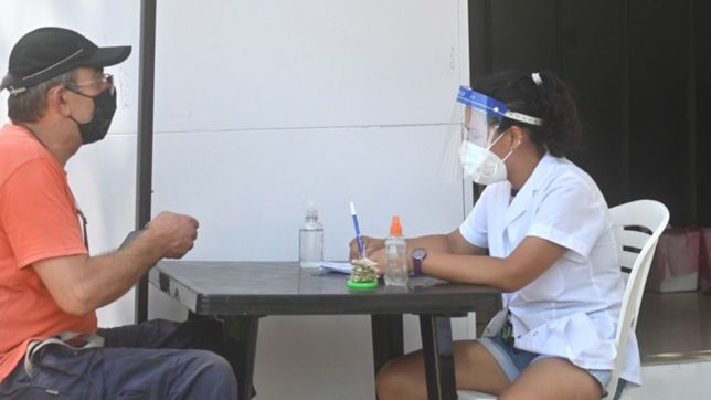 sigue la caida de contagios de covid-19 en argentina