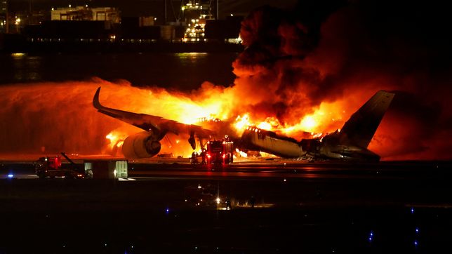 un avion choco contra otro, se prendio fuego y al menos cinco personas murieron