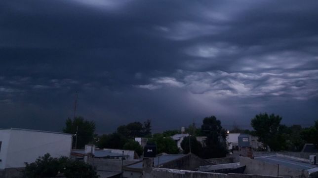 unas extranas nubes cubrieron el cielo de la plata: ¿llegan las lluvias?