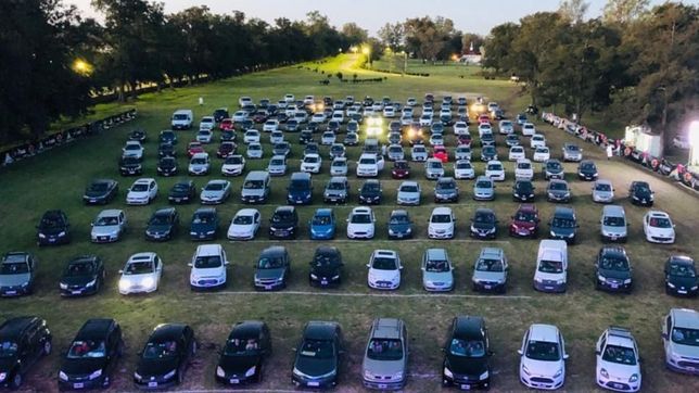 la republica de los ninos se convirtio en un autocine para miles de vecinos de la plata