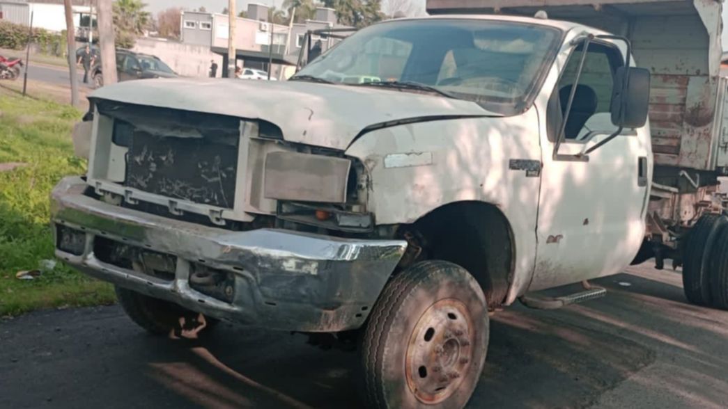 Tragedia vial en La Plata: un motociclista murió tras protagonizar un choque con un camión