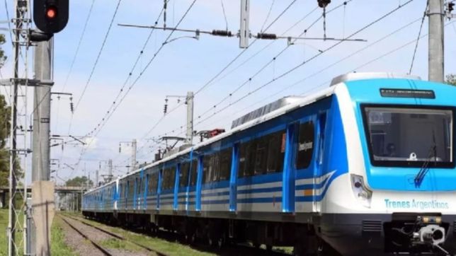 un nino caminaba por las vias, su papa corrio a rescatarlo y lo atropello el tren