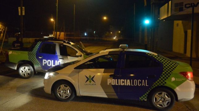 rompieron un alambrado, se colaron por una ventana y les robaron hasta las zapatillas