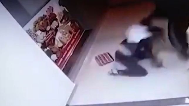 video: la sorprendieron cuando llegaba a su casa y la arrastraron para robarle