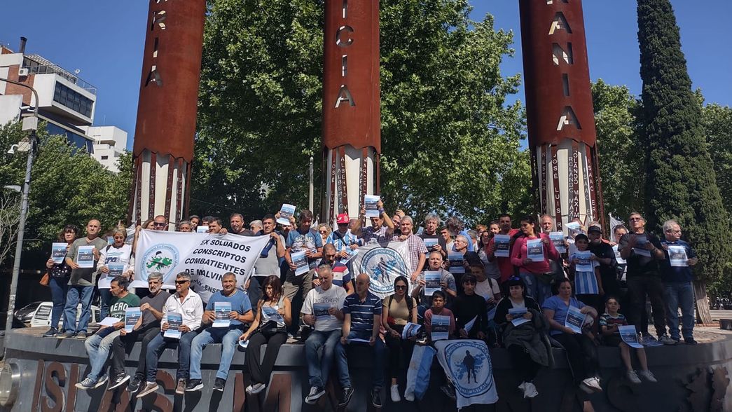 El CECIM La Plata entregará a la Justicia 30.000 firmas contra el DNU de Javier Milei