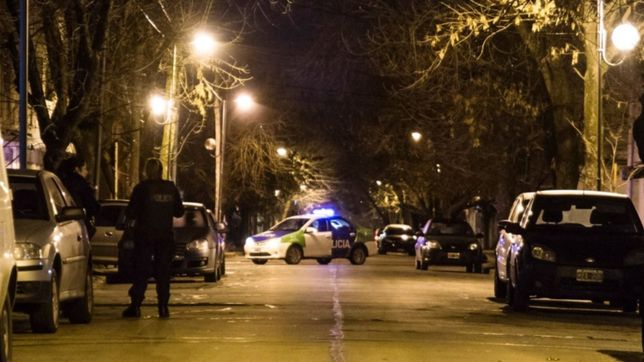 denuncian que una joven fue asaltada y manoseada por motochorros en un barrio de la plata