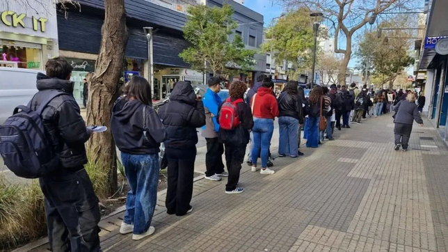 Una oferta laboral en calle 12 provocó más de dos cuadras de fila para conseguir trabajo