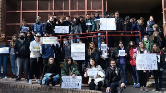 calefaccion, banos y gimnasio: los reclamos en el frazadazo de una escuela de la plata