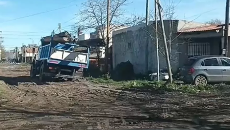 Un camión se encajó en Berisso y otro acudió a asistirlo pero también terminó enterrado