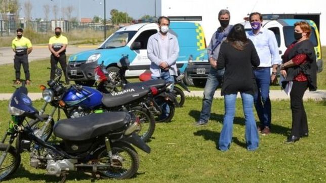 el municipio le entrego cuatro motos a la escuela universitaria de oficios de la unlp