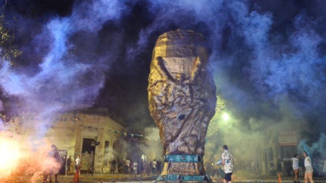 que la llama no se apague: asi se vivio la quema de munecos de fin de ano en la plata