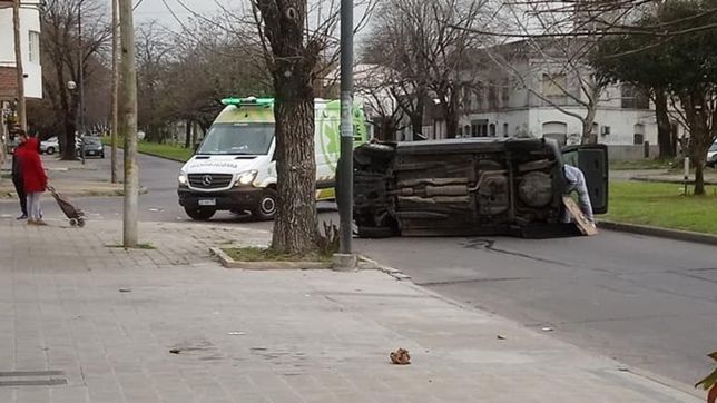 perdio el control, mordio la rambla y protagonizo un impactante vuelco en la plata