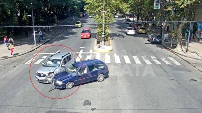 video: tension por un fuerte accidente en la esquina del colegio nacional