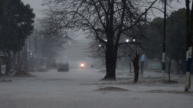 no para de llover en la plata, crecio el rio y el drenaje de los arroyos se complica