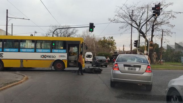 grave accidente en la plata: un motociclista termino internado tras chocar con un micro