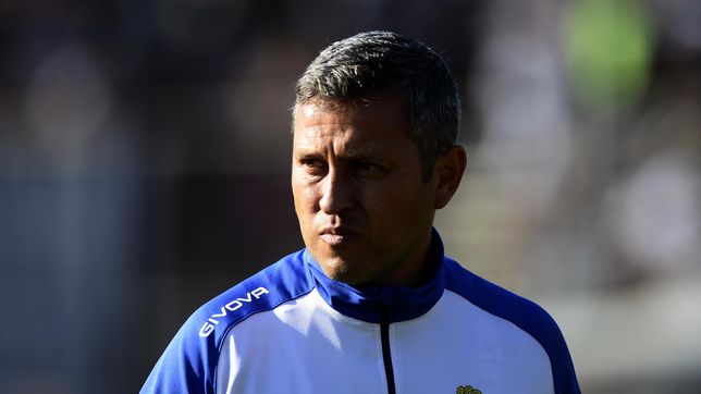 ¿en que terminos y como se dio la salida de diego flores del cargo de dt de gimnasia?
