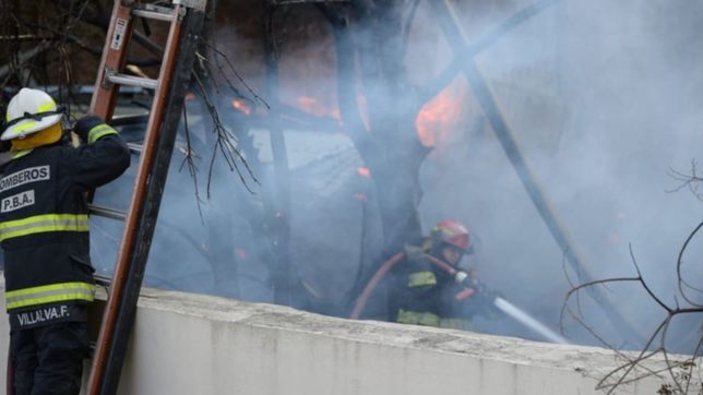 se incendio una obra en demolicion y hubo vecinos evacuados en la plata