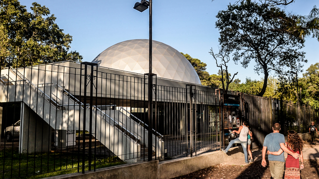 el planetario de la plata, una opcion para aprovechar el feriado en familia o con amigos