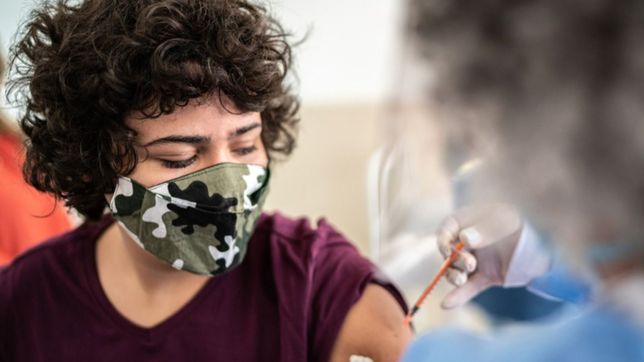 ¿como es el operativo de vacunacion contra el covid-19 en las escuelas de la plata?