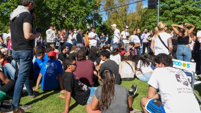 axel kicillof realizara otra multitudinaria mateada en el centro de la plata