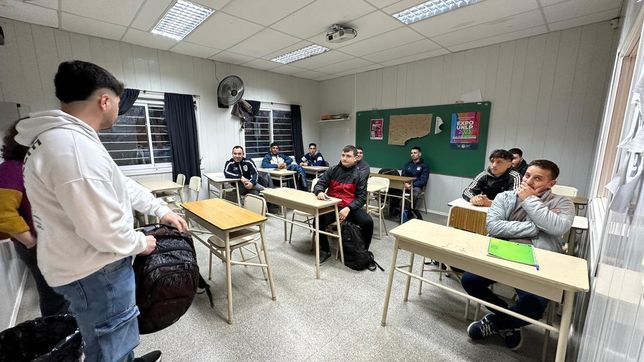 gimnasia sigue inscribiendo a socios e hinchas que quieren terminar la escuela secundaria