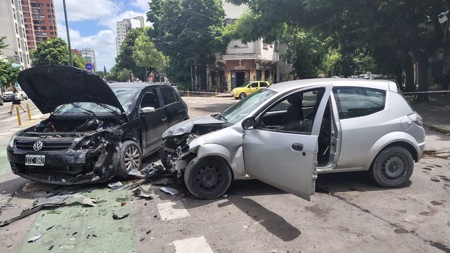 dos autos chocaron en el centro y los conductores terminaron internados
