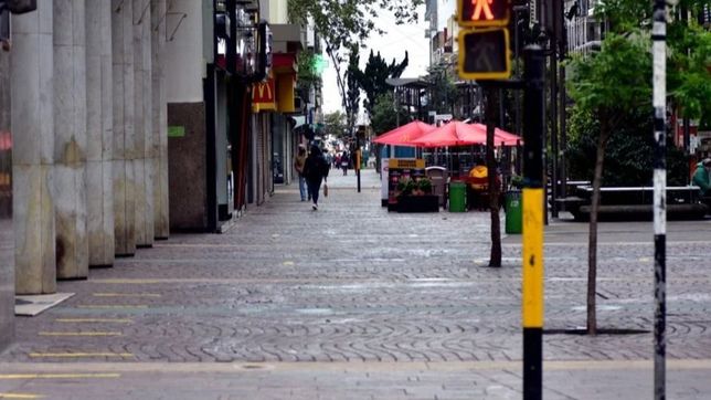 horror en plena peatonal: asesinaron a punaladas a un adolescente de 17 anos