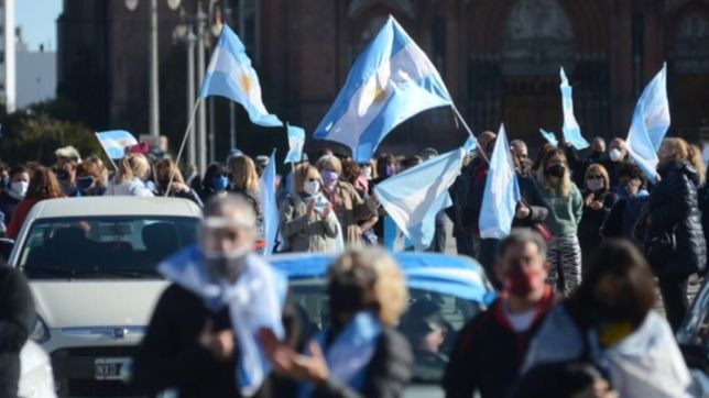 vecinos de la plata hicieron un banderazo y reclamaron en contra del gobierno
