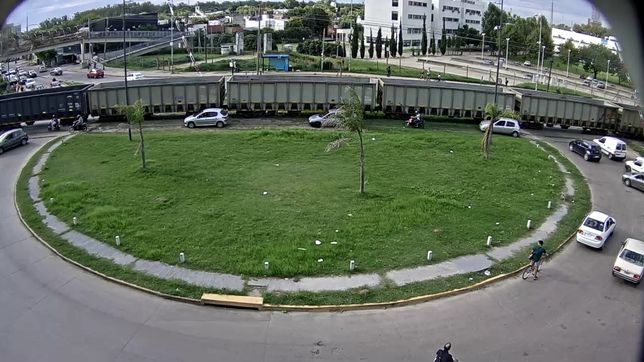descarrilo el tren de carga y la rotonda de la avenida 122 estuvo cortada