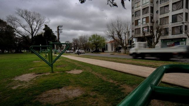 encontraron a una mujer inconsciente en la rambla de 32 e investigan si la abusaron