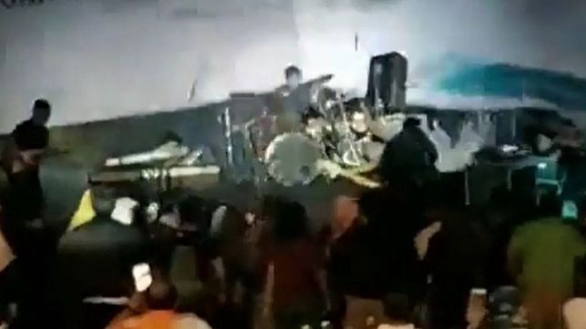 video: un tsunami arremetio en medio de un recital y mato al bajista y manager de la banda