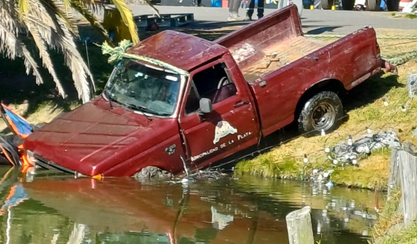 Camioneta terminó en el lago de la Republica de los Niños.png